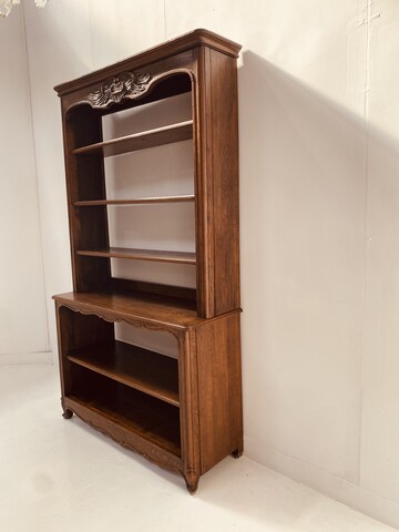  buffet deux corps style de Louis XV  formant vitrine partie haute et basse en chêne  massifs finement sculpté