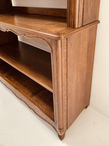  buffet deux corps style de Louis XV  formant vitrine partie haute et basse en chêne  massifs finement sculpté