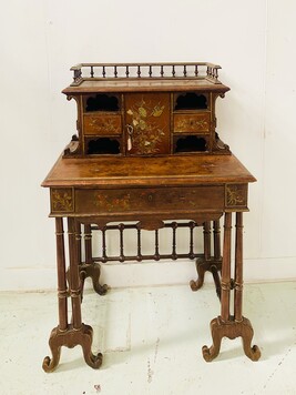 bureau à gradins époque Napoléon III bois massif finement décoré . XIX siècle .