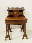 bureau à gradins époque Napoléon III bois massif finement décoré . XIX siècle .