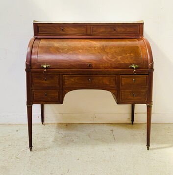 bureau cylindre debut du XIX en acajou à tirettes sur le cotés . XIX Siècle .