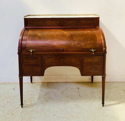 bureau cylindre debut du XIX en acajou à tirettes sur le cotés . XIX Siècle .