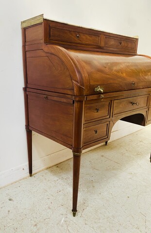 bureau cylindre debut du XIX en acajou à tirettes sur le cotés . XIX Siècle .