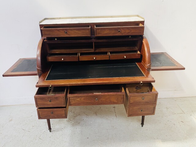 bureau cylindre debut du XIX en acajou à tirettes sur le cotés . XIX Siècle .