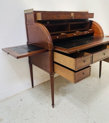 bureau cylindre debut du XIX en acajou à tirettes sur le cotés . XIX Siècle .