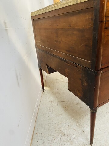 bureau cylindre debut du XIX en acajou à tirettes sur le cotés . XIX Siècle .