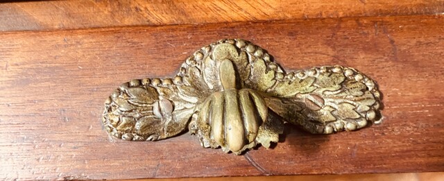 bureau cylindre debut du XIX en acajou à tirettes sur le cotés . XIX Siècle .