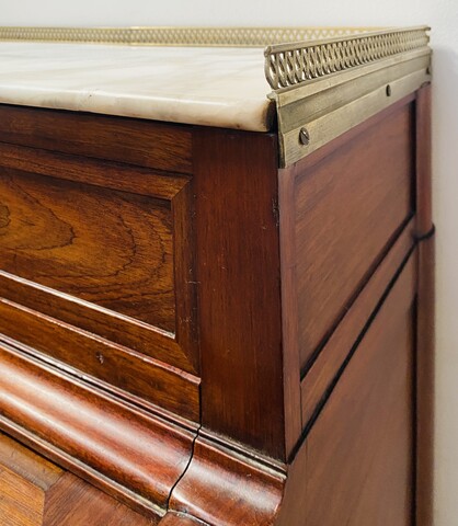 bureau cylindre debut du XIX en acajou à tirettes sur le cotés . XIX Siècle .