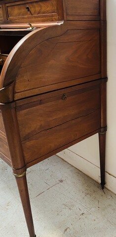 bureau cylindre debut du XIX en acajou à tirettes sur le cotés . XIX Siècle .