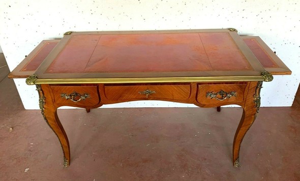 Bureau d'apparat de style Louis XV Dessus de cuir rouge XX siècle