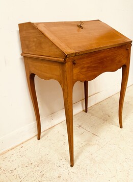 bureau de dame en merisier massif à tiroirs latéral . XX siècle .