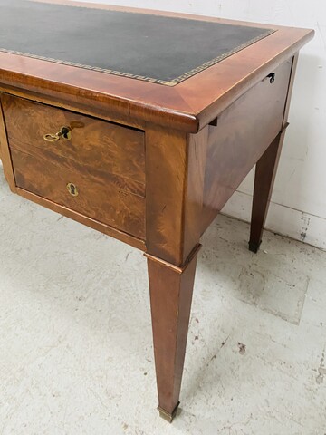 bureau double face à tirette latéral en placage acajou dessus cuir . XIX siècle.