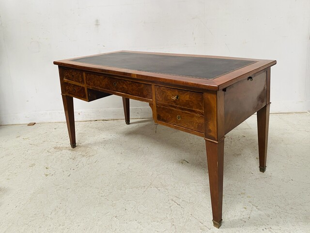 bureau double face à tirette latéral en placage acajou dessus cuir . XIX siècle.