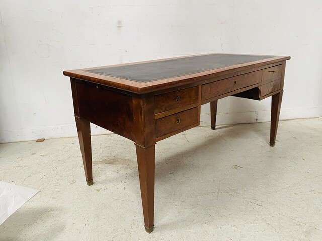bureau double face à tirette latéral en placage acajou dessus cuir . XIX siècle.