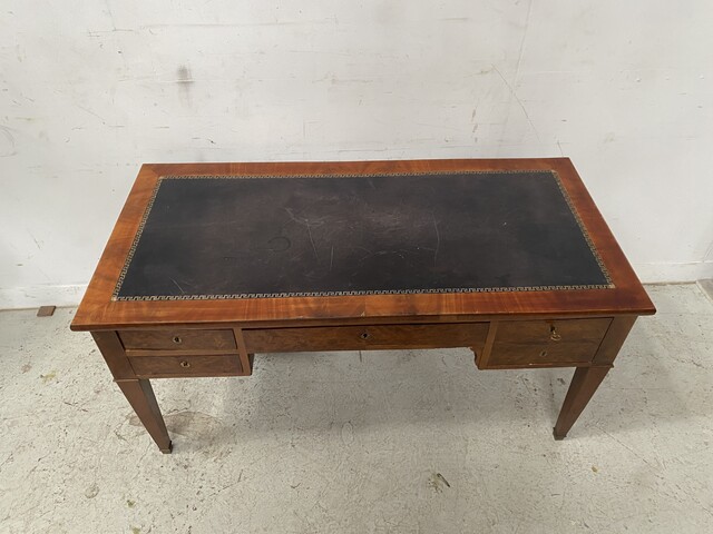 bureau double face à tirette latéral en placage acajou dessus cuir . XIX siècle.