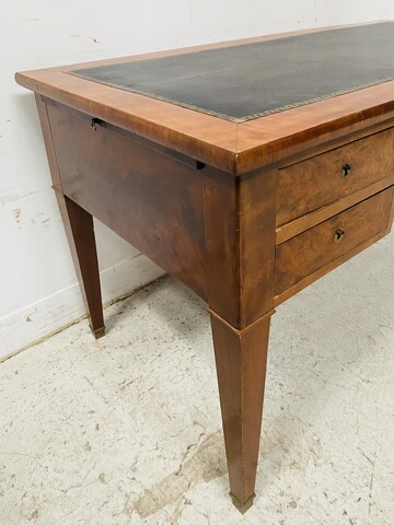 bureau double face à tirette latéral en placage acajou dessus cuir . XIX siècle.