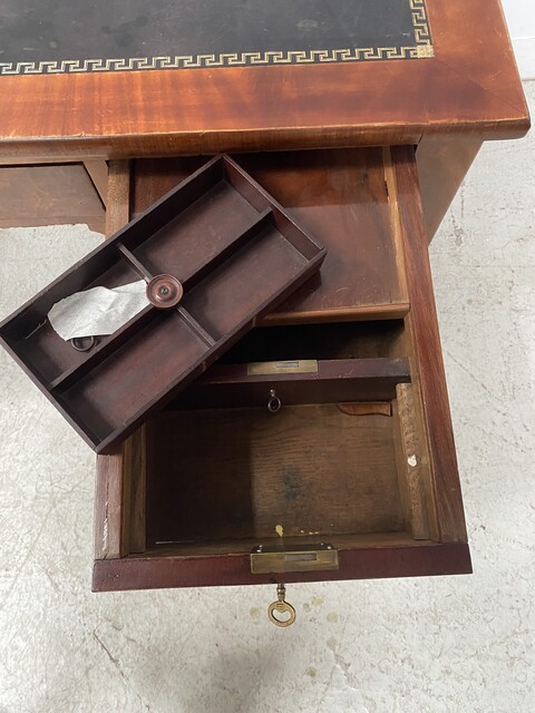 bureau double face à tirette latéral en placage acajou dessus cuir . XIX siècle.
