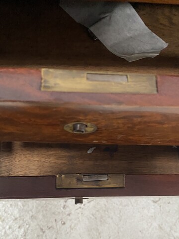 bureau double face à tirette latéral en placage acajou dessus cuir . XIX siècle.