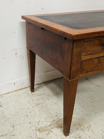 bureau double face à tirette latéral en placage acajou dessus cuir . XIX siècle.