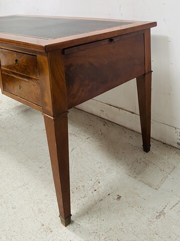 bureau double face à tirette latéral en placage acajou dessus cuir . XIX siècle.