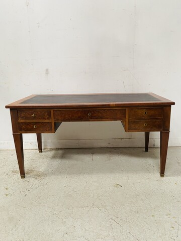 bureau double face à tirette latéral en placage acajou dessus cuir . XIX siècle.