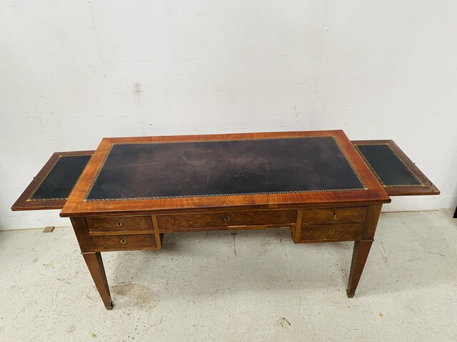 bureau double face à tirette latéral en placage acajou dessus cuir . XIX siècle.