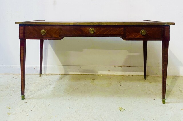 bureau plat ceinture en bronze trois tiroirs dessus cuir . XVIII siècle .