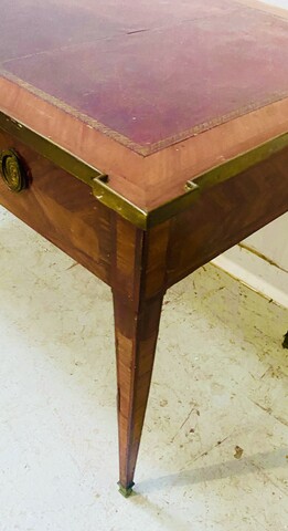 bureau plat ceinture en bronze trois tiroirs dessus cuir . XVIII siècle .