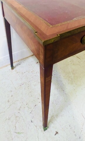 bureau plat ceinture en bronze trois tiroirs dessus cuir . XVIII siècle .