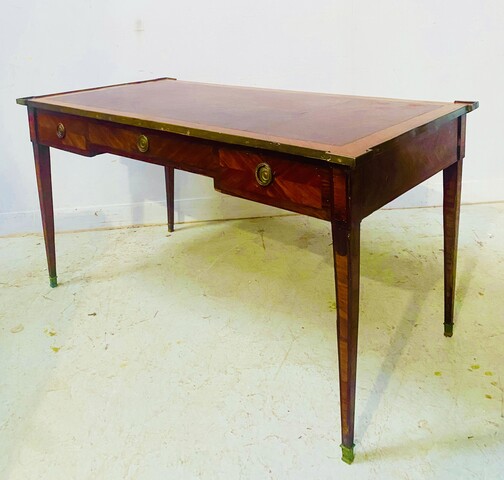 bureau plat ceinture en bronze trois tiroirs dessus cuir . XVIII siècle .