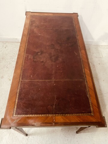 bureau plat ceinture en bronze trois tiroirs dessus cuir . XVIII siècle .