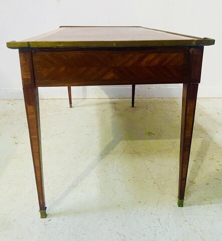 bureau plat ceinture en bronze trois tiroirs dessus cuir . XVIII siècle .