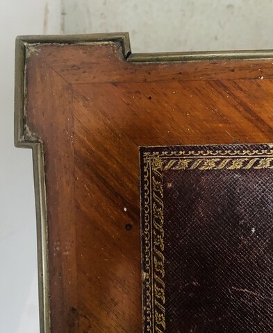 bureau plat ceinture en bronze trois tiroirs dessus cuir . XVIII siècle .