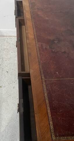 bureau plat ceinture en bronze trois tiroirs dessus cuir . XVIII siècle .