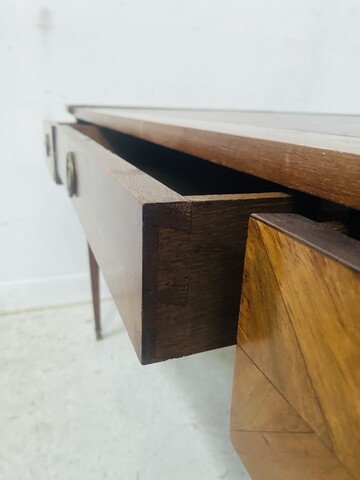 bureau plat ceinture en bronze trois tiroirs dessus cuir . XVIII siècle .