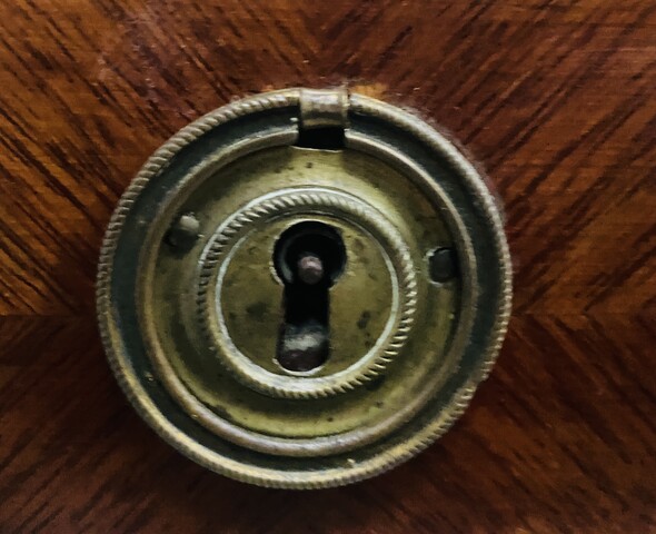 bureau plat ceinture en bronze trois tiroirs dessus cuir . XVIII siècle .