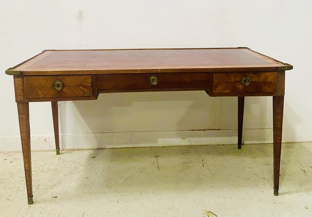 bureau plat ceinture en bronze trois tiroirs dessus cuir . XVIII siècle .