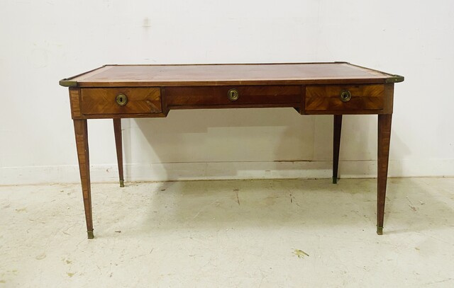 bureau plat ceinture en bronze trois tiroirs dessus cuir . XVIII siècle .