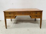 Bureau plat de style Louis XVI à tirettes latéral dessus cuir . XIX siècle .