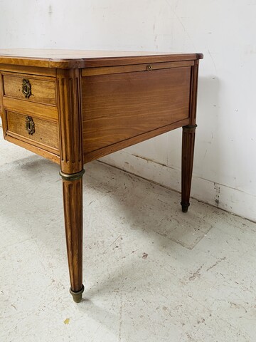 Bureau plat de style Louis XVI à tirettes latéral dessus cuir . XIX siècle .