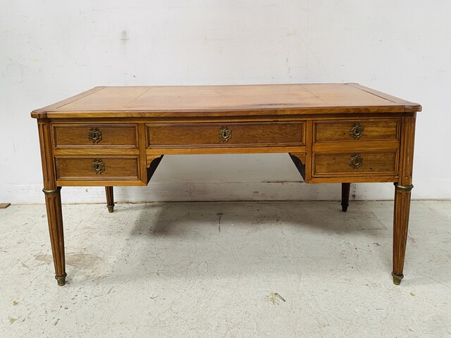 Bureau plat de style Louis XVI à tirettes latéral dessus cuir . XIX siècle .