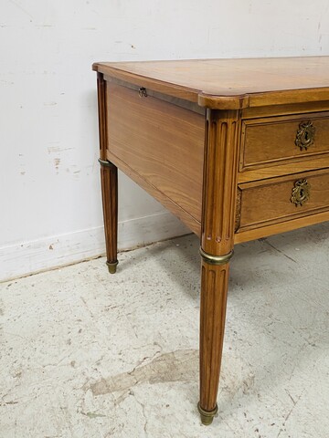 Bureau plat de style Louis XVI à tirettes latéral dessus cuir . XIX siècle .