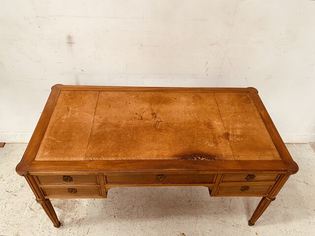Bureau plat de style Louis XVI à tirettes latéral dessus cuir . XIX siècle .