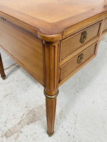 Bureau plat de style Louis XVI à tirettes latéral dessus cuir . XIX siècle .