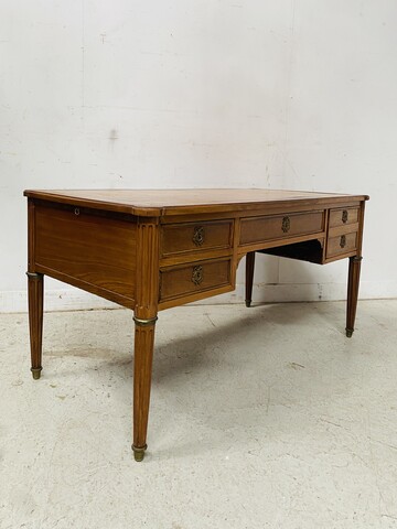 Bureau plat de style Louis XVI à tirettes latéral dessus cuir . XIX siècle .