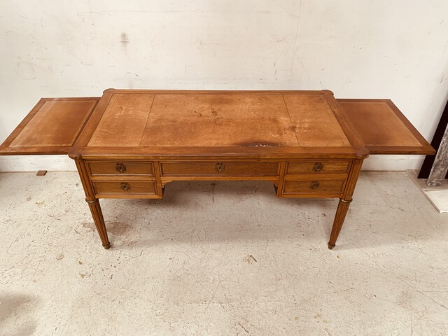 Bureau plat de style Louis XVI à tirettes latéral dessus cuir . XIX siècle .