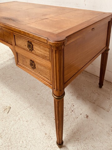 Bureau plat de style Louis XVI à tirettes latéral dessus cuir . XIX siècle .