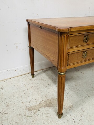 Bureau plat de style Louis XVI à tirettes latéral dessus cuir . XIX siècle .