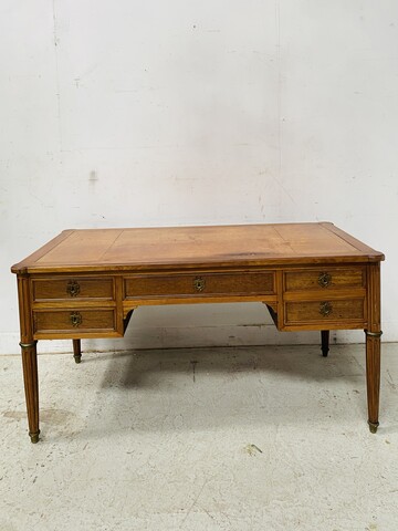 Bureau plat de style Louis XVI à tirettes latéral dessus cuir . XIX siècle .