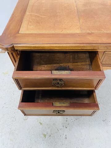 Bureau plat de style Louis XVI à tirettes latéral dessus cuir . XIX siècle .
